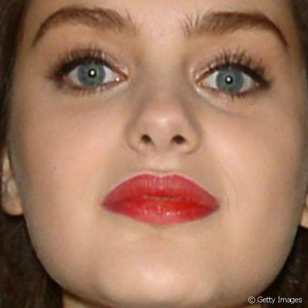Odeya Rush garantiu o destaque de seus lábios com batom vermelho para conferir o desfile de Miu Miu na Semana de Moda de Paris